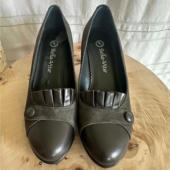 Bella Vita Gray Suede Leather Heels with Pleated Detail – Size 6.5M - Picture 2 of 5